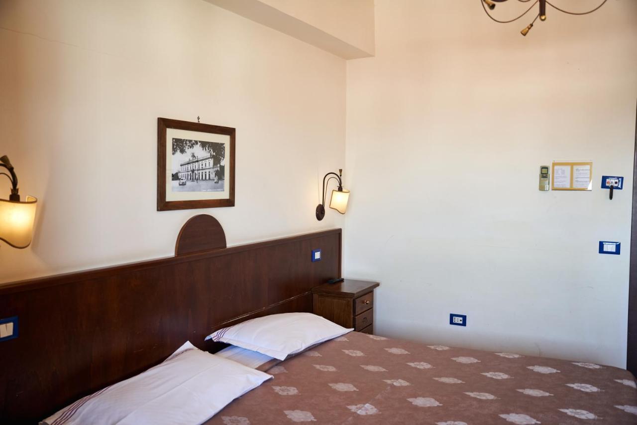 Hotel Max Аверса Екстер'єр фото