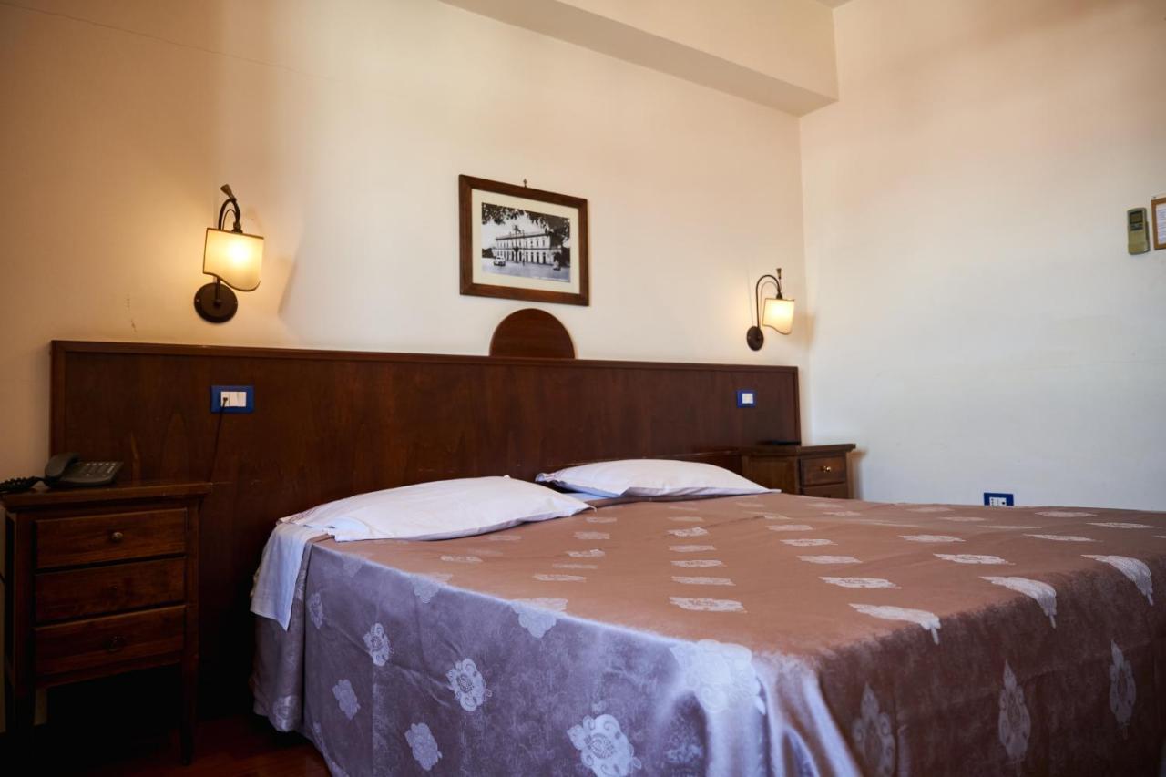 Hotel Max Аверса Екстер'єр фото