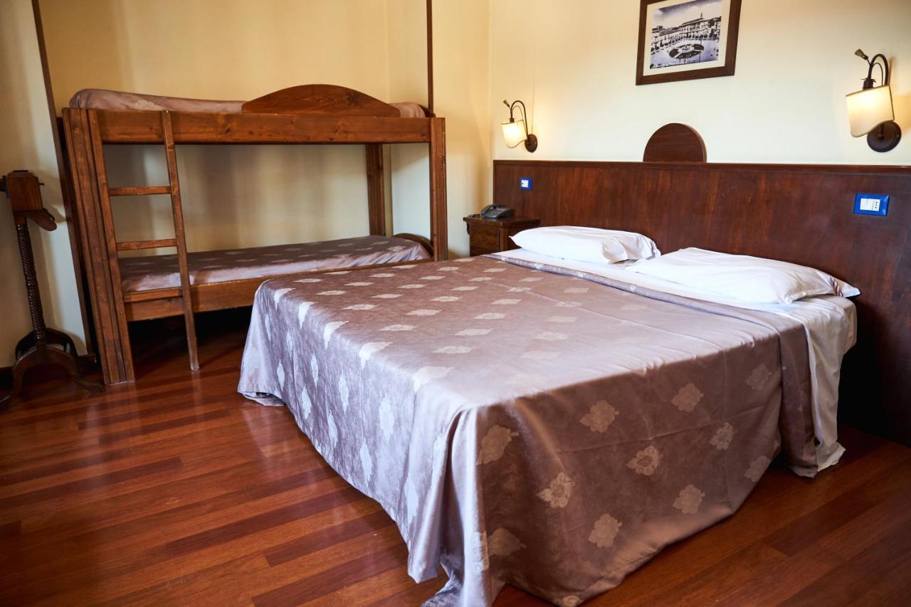 Hotel Max Аверса Екстер'єр фото