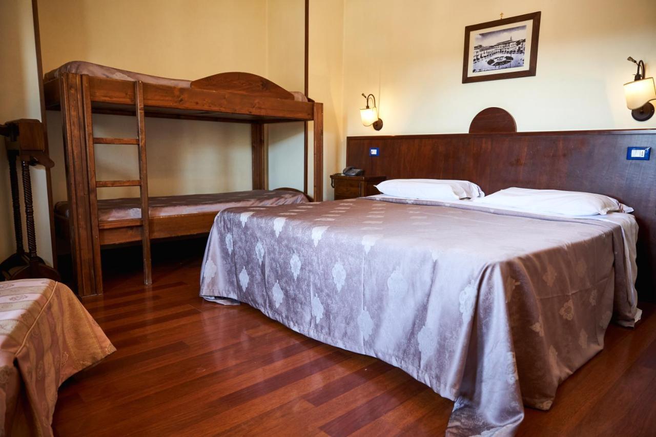 Hotel Max Аверса Екстер'єр фото