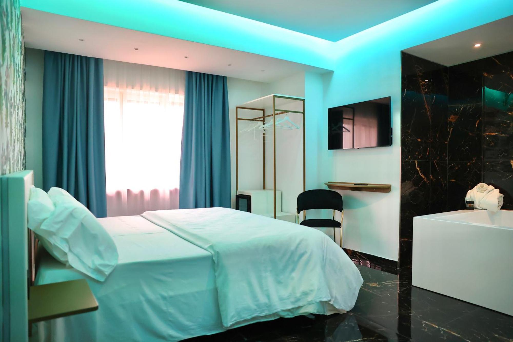 Hotel Max Аверса Екстер'єр фото