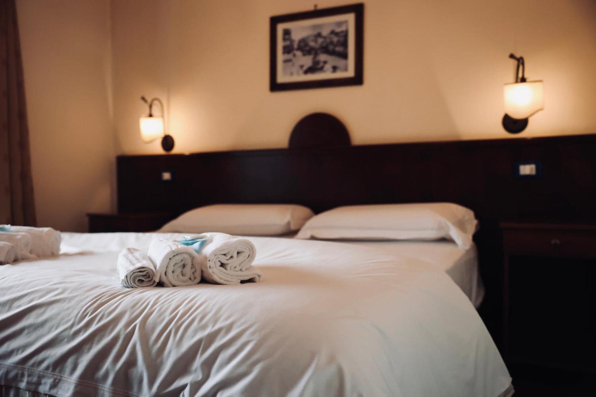 Hotel Max Аверса Екстер'єр фото