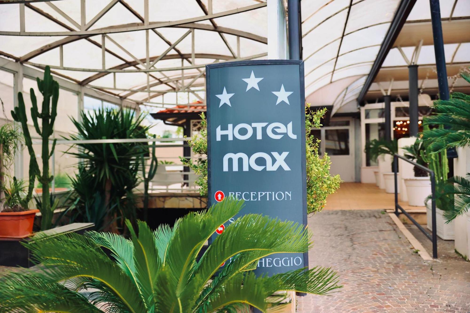 Hotel Max Аверса Екстер'єр фото