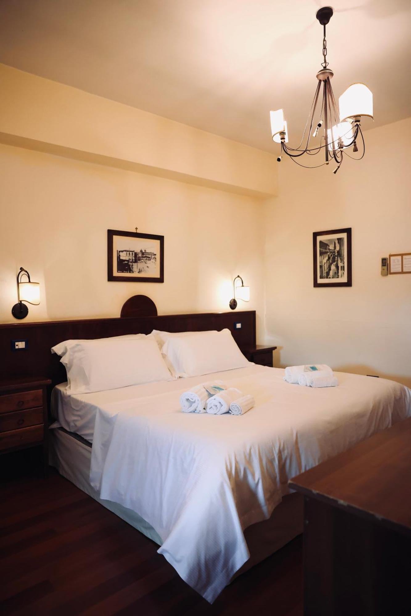 Hotel Max Аверса Екстер'єр фото