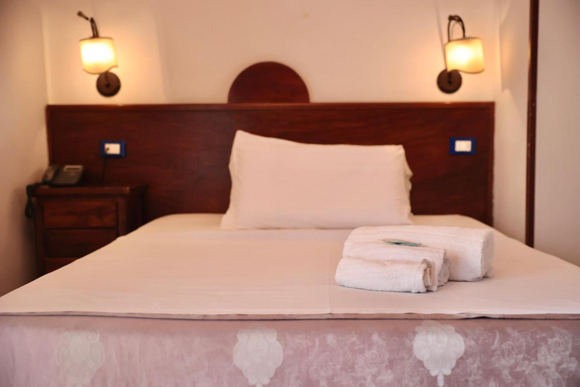 Hotel Max Аверса Екстер'єр фото