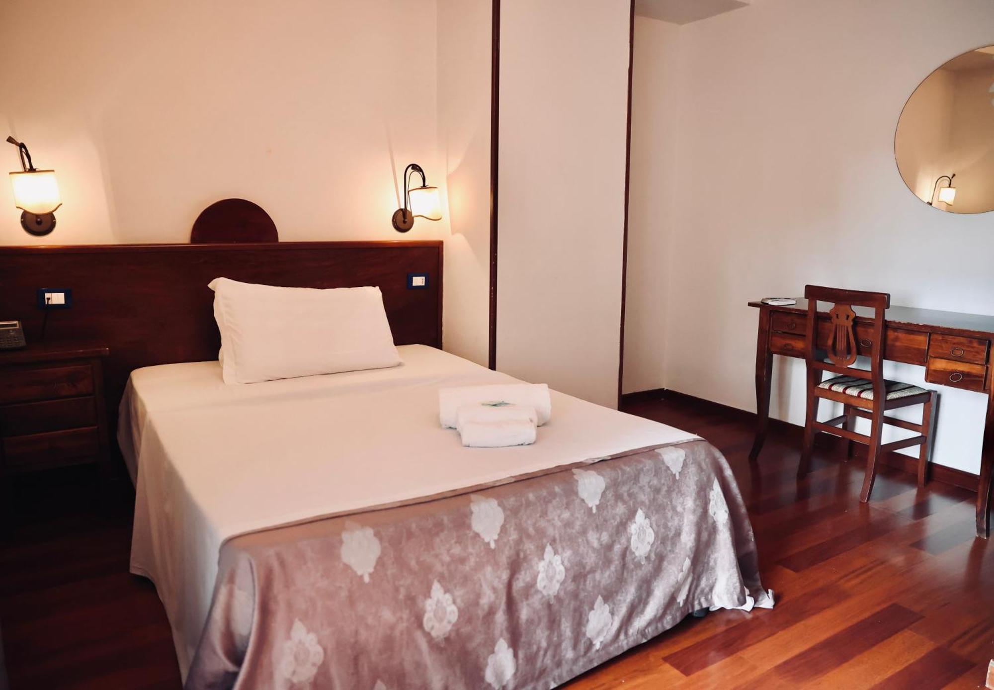 Hotel Max Аверса Екстер'єр фото