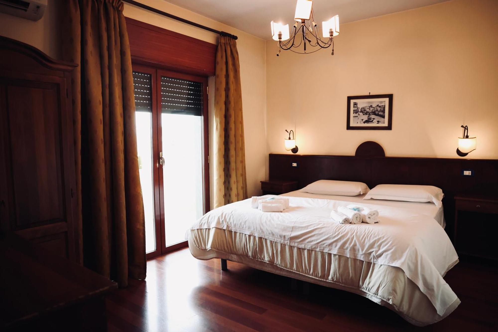 Hotel Max Аверса Екстер'єр фото