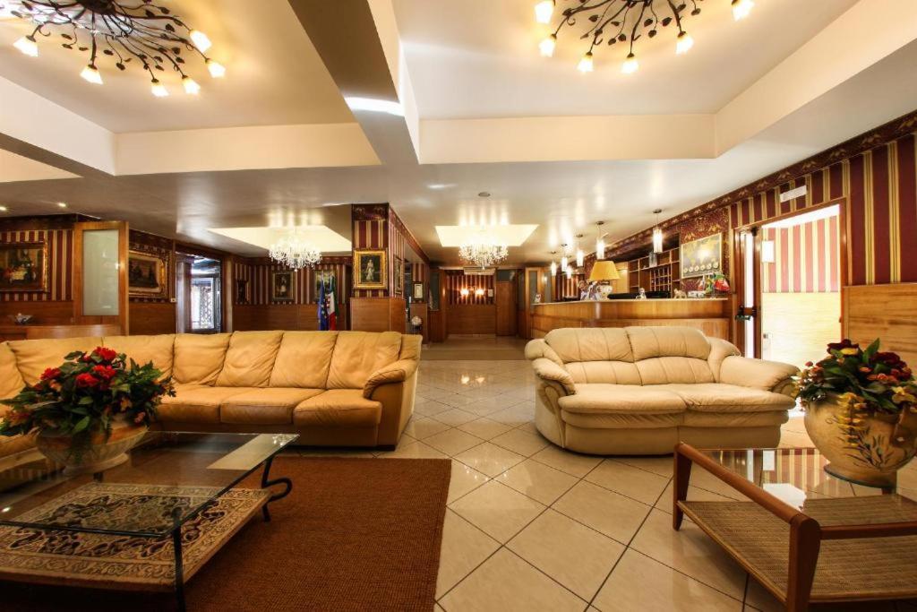 Hotel Max Аверса Екстер'єр фото