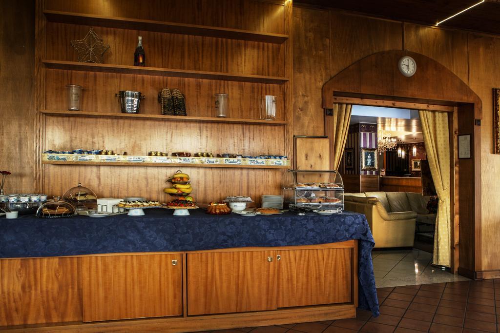 Hotel Max Аверса Екстер'єр фото